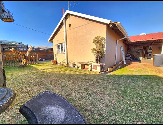 4 BEDROOM FREEHOLD FOR SALE IN VAN DYK PARK